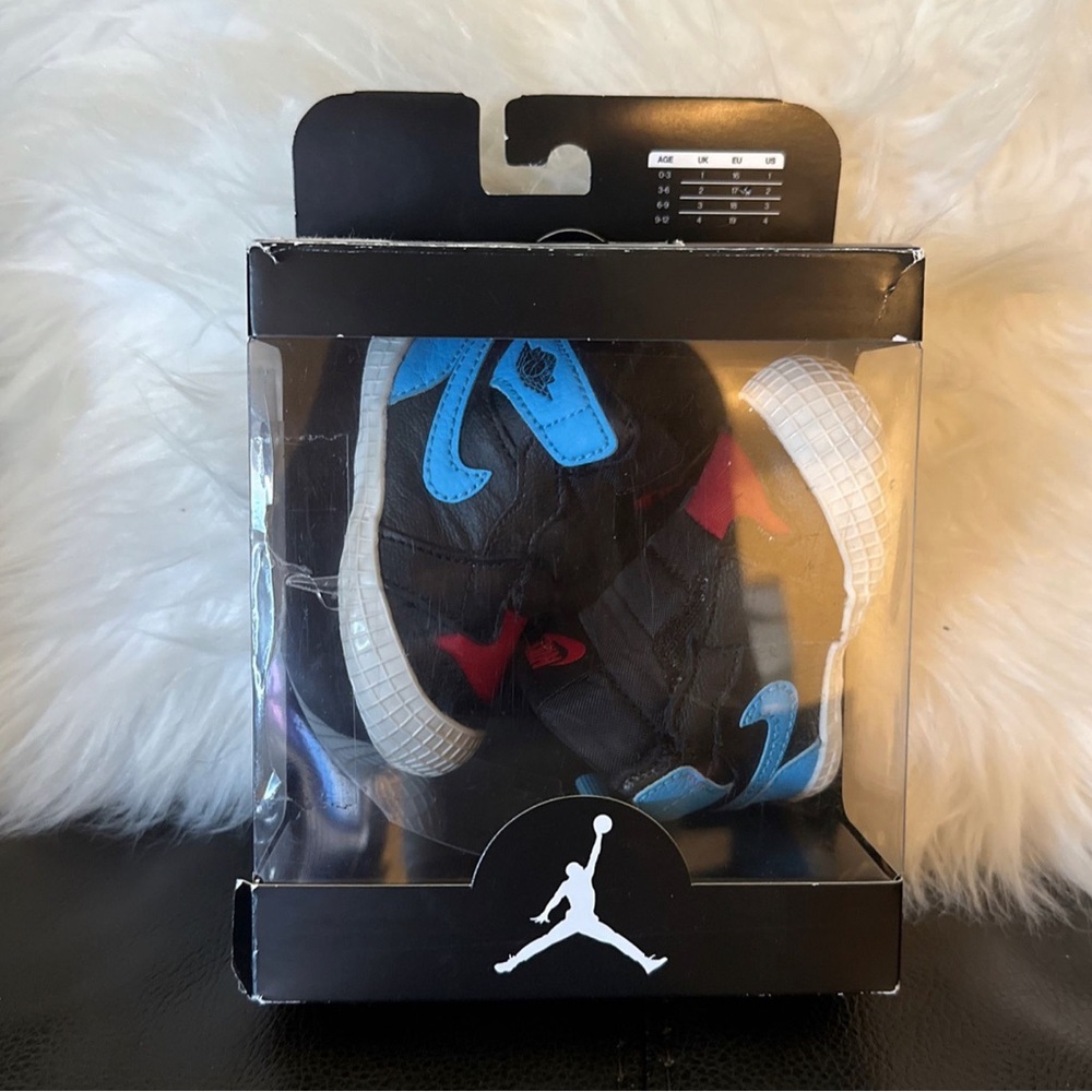 Air Jordan 1 Crib
Bootie 'NC to Chi'
Infant Size 3
